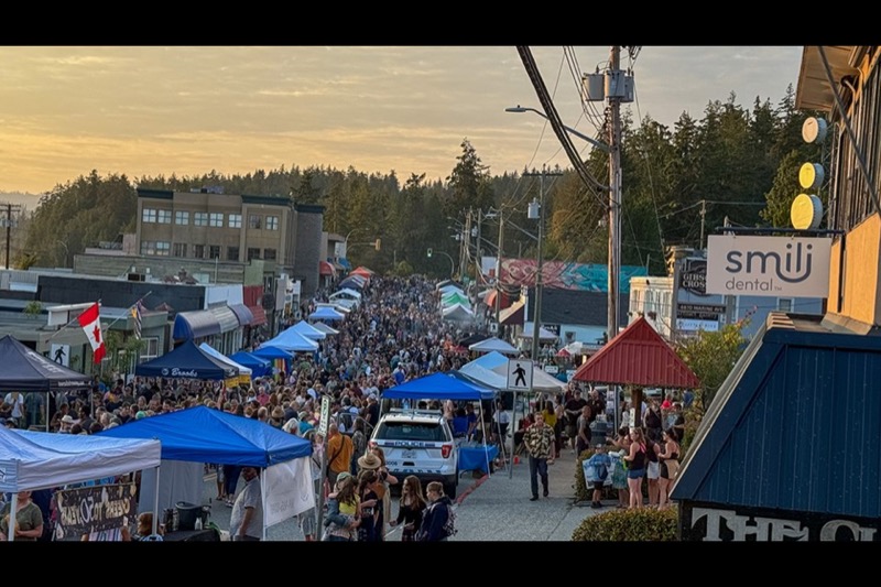Blackberry Festival crowd in the street